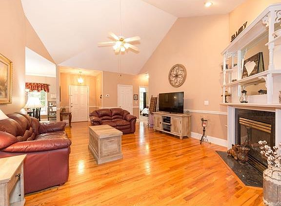 3rd image of 284 Kirkstone Ln