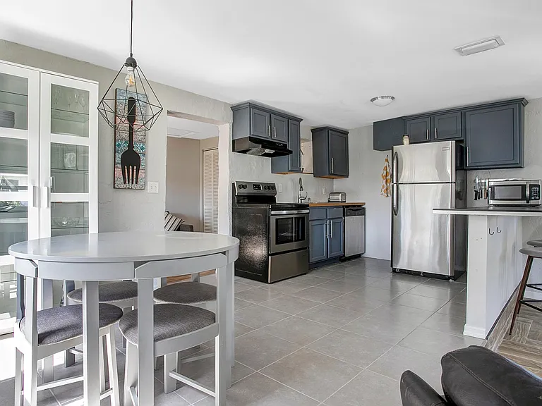 1010 W Grace St — Photo 5