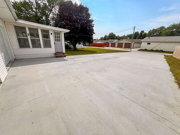 3rd image of 909 W Benjamin Ave