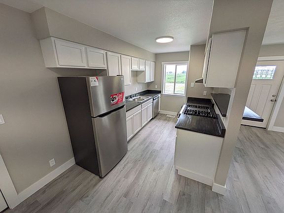 3rd image of 665 Kalmia St