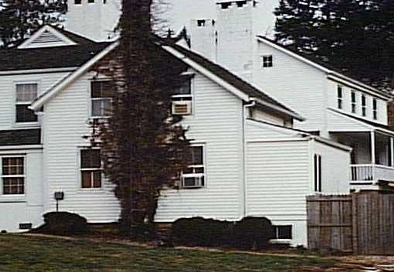Room in Boarding House - Fully Furnished - All Utilities Included — Photo 1