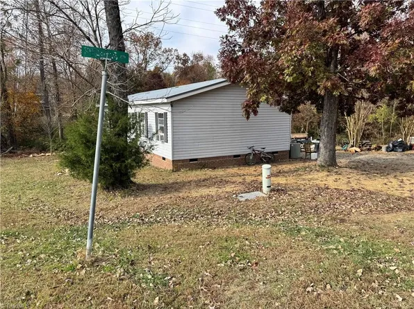 293 Regina Dr, Thomasville, NC 27360