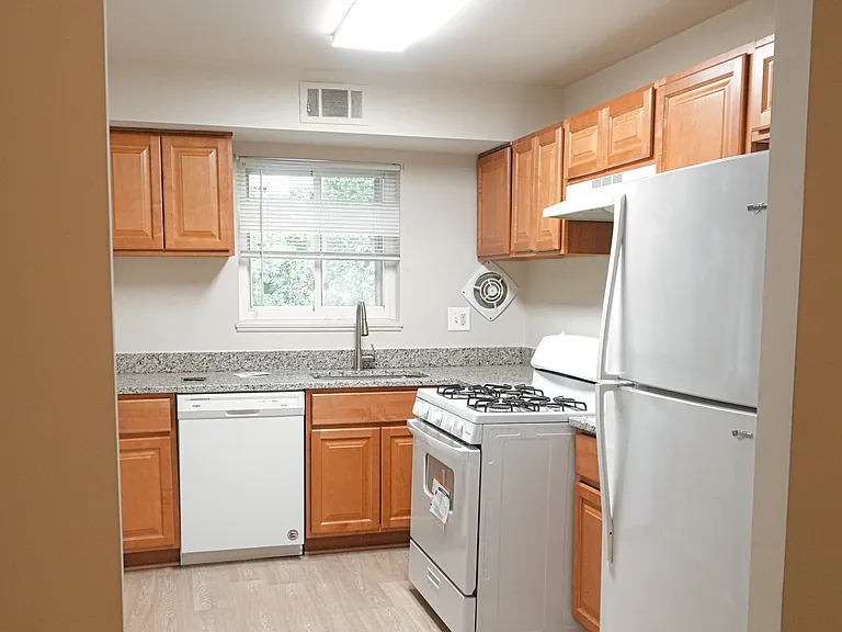 Edmondson Park Apartments — Photo 8