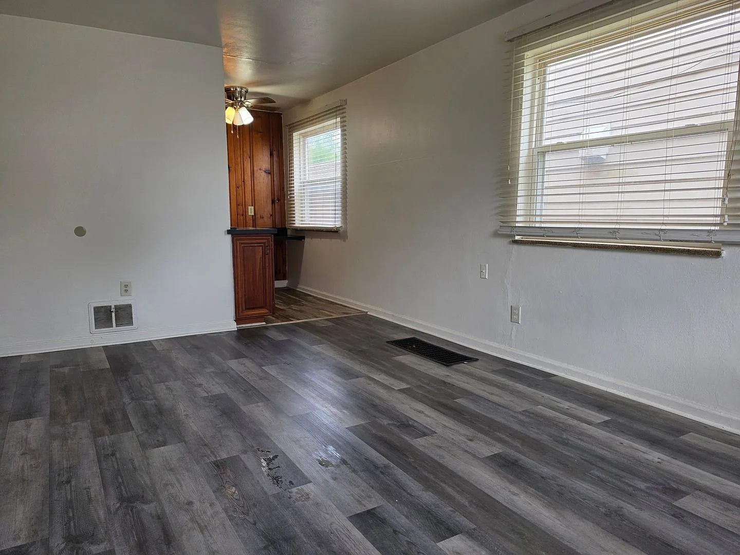 433 Sandhurst Dr — Photo 2