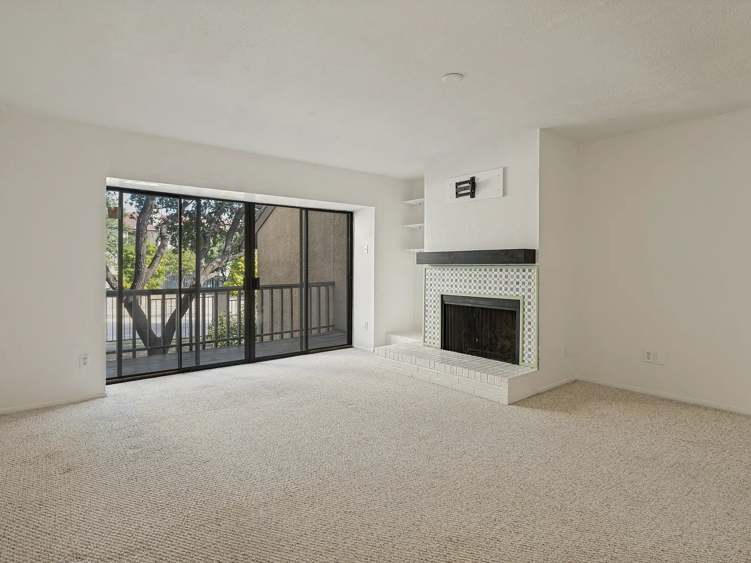 3 bed, 1402 sqft, $2,400 — Photo 4