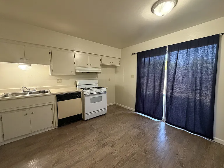 1704 Rose Ave — Photo 6