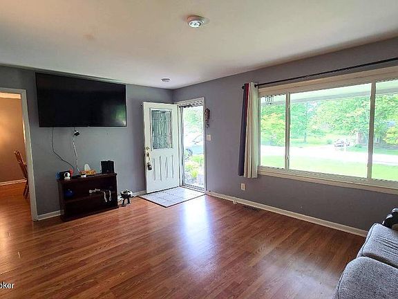 3rd image of 122 Gloria Dr