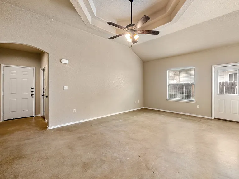 1066 Carolyn Cv — Photo 3