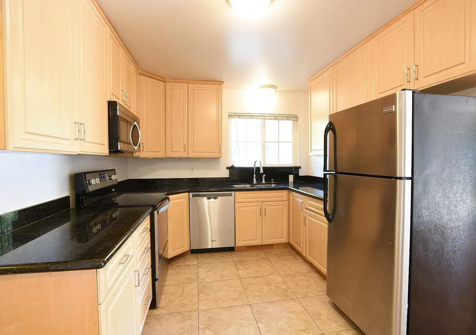 3 bed, 1200 sqft, $3,950 — Photo 3