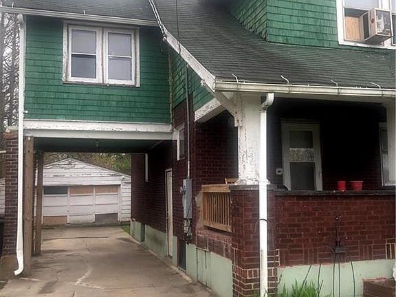 2nd image of 1000 Hollywood St NE