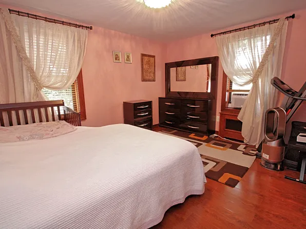 2209 Knapp Street image 13 of 18