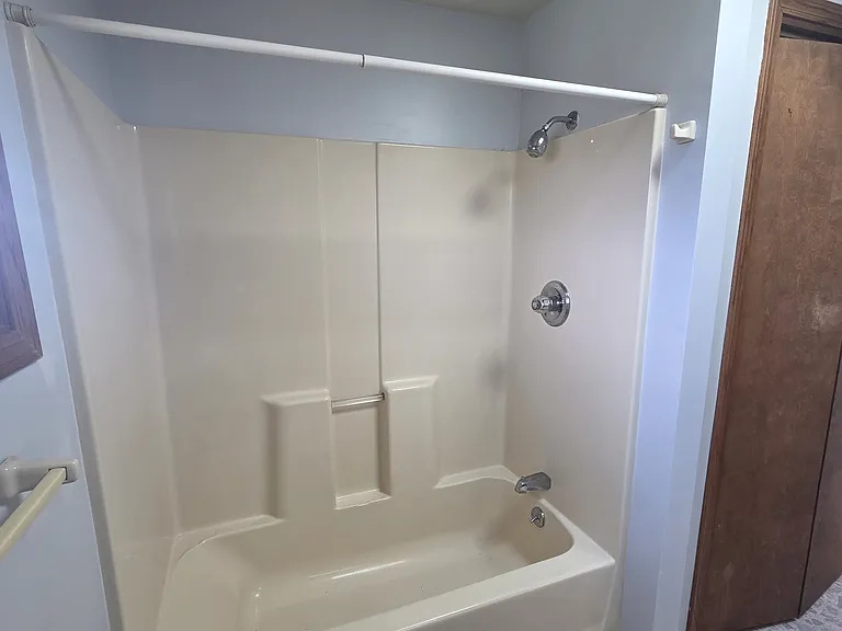 2nd Floor Bathroom with Tub/Shower Combination