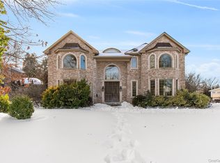 12 Knollwood Road, Roslyn, NY 11576