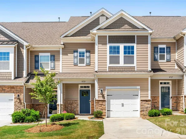 8723 Harris Lake Ln, Charlotte, NC 28269