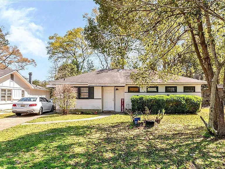 3063 Louise Dr N — Photo 1