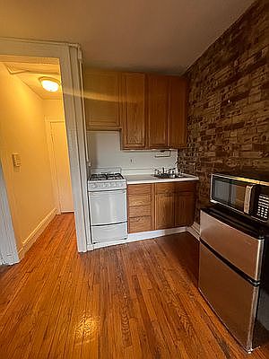 4th image of 86 Horatio St APT 4B
