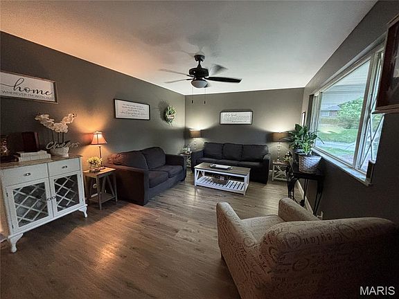 3rd image of 2211 Rosegarden Dr