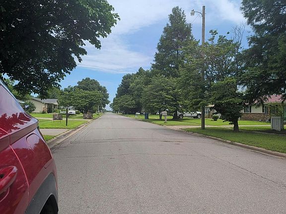5th image of 821 Saint Anne Ln
