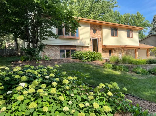 2213 S Wellington Ave, Sioux Falls, SD 57106
