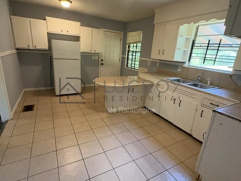 1339 Maria Dr — Photo 8
