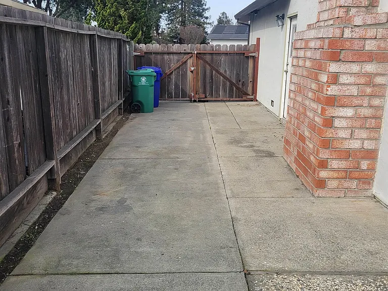 906 Coral Dr — Photo 16