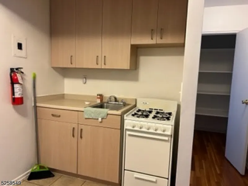 1 bed, 1.0 bath, $1,700 — Photo 3