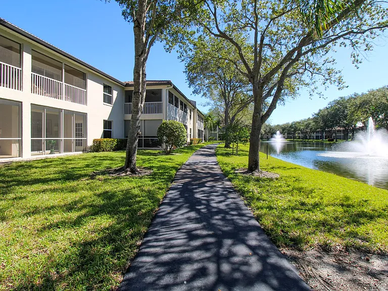 600 Diamond Cir #607 — Photo 7