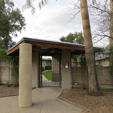 GATED FRONT YARD