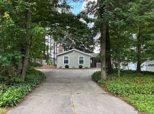 2737 N Lakeview Dr, Sanford, MI 48657