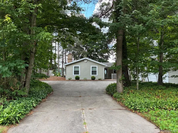 2737 N Lakeview Dr, Sanford, MI 48657