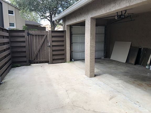 3rd image of 806 Town Cir