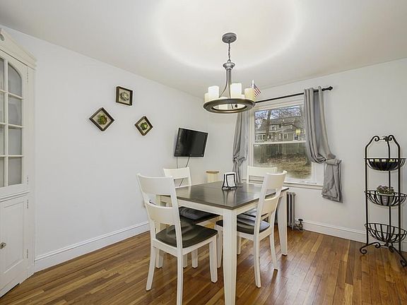 5th image of 520 Summer St