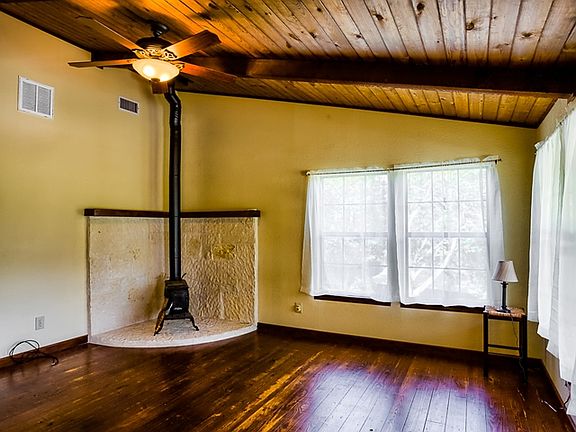 4th image of 82 Jacks Dr