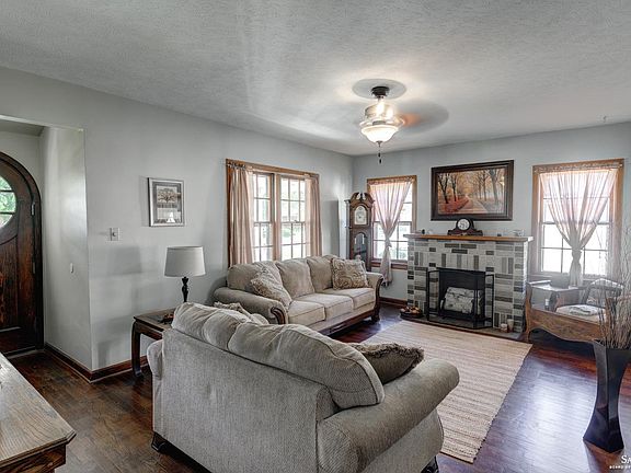 3rd image of 334 W Claflin Ave