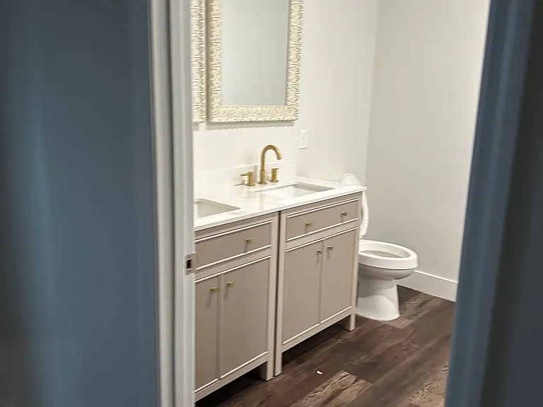 726 W Victory Dr — Photo 8