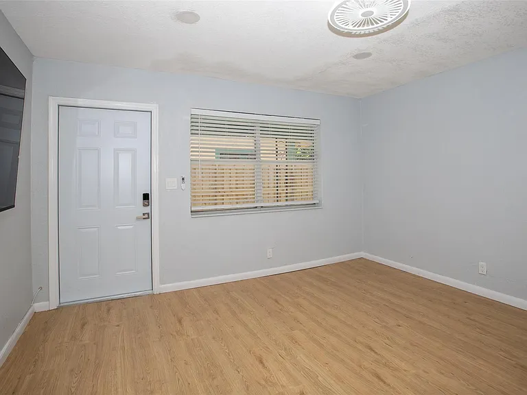 1135 NW 6th Ave #B — Photo 3