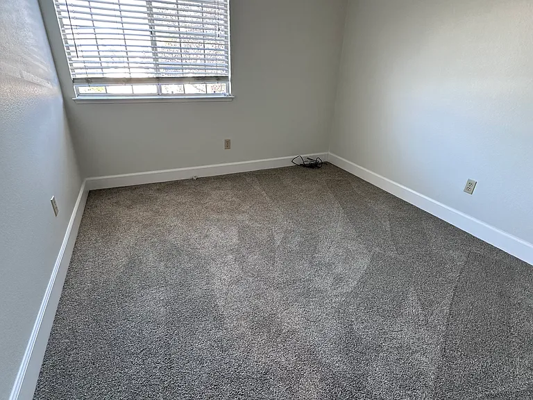 52 Elizabeth Ct — Photo 17