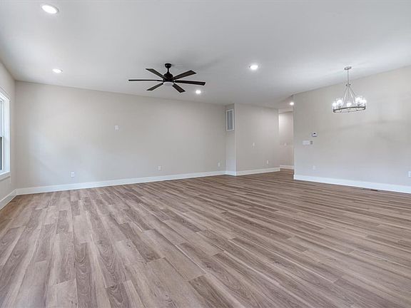 4th image of 28 Fleetwood Dr