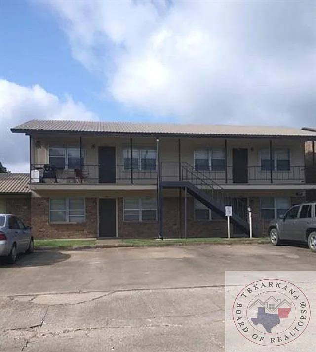 2 bed, 1.0 bath, $800 — Photo 1