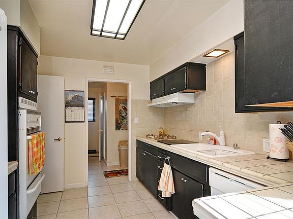 4th image of 2489 Schubert Ave