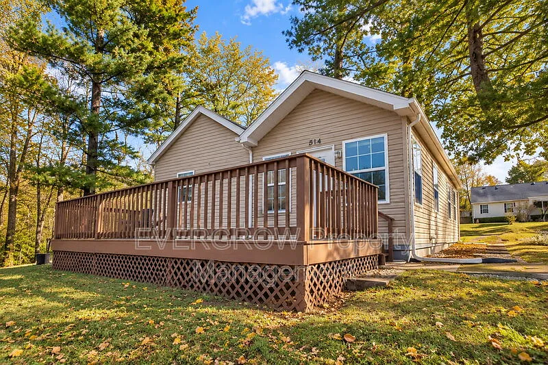 3 bed, 1.0 bath, 1002 sqft, $1,525 — Photo 3