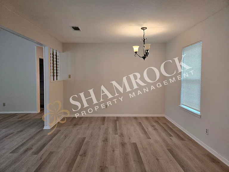 929 Rosedale Dr — Photo 5
