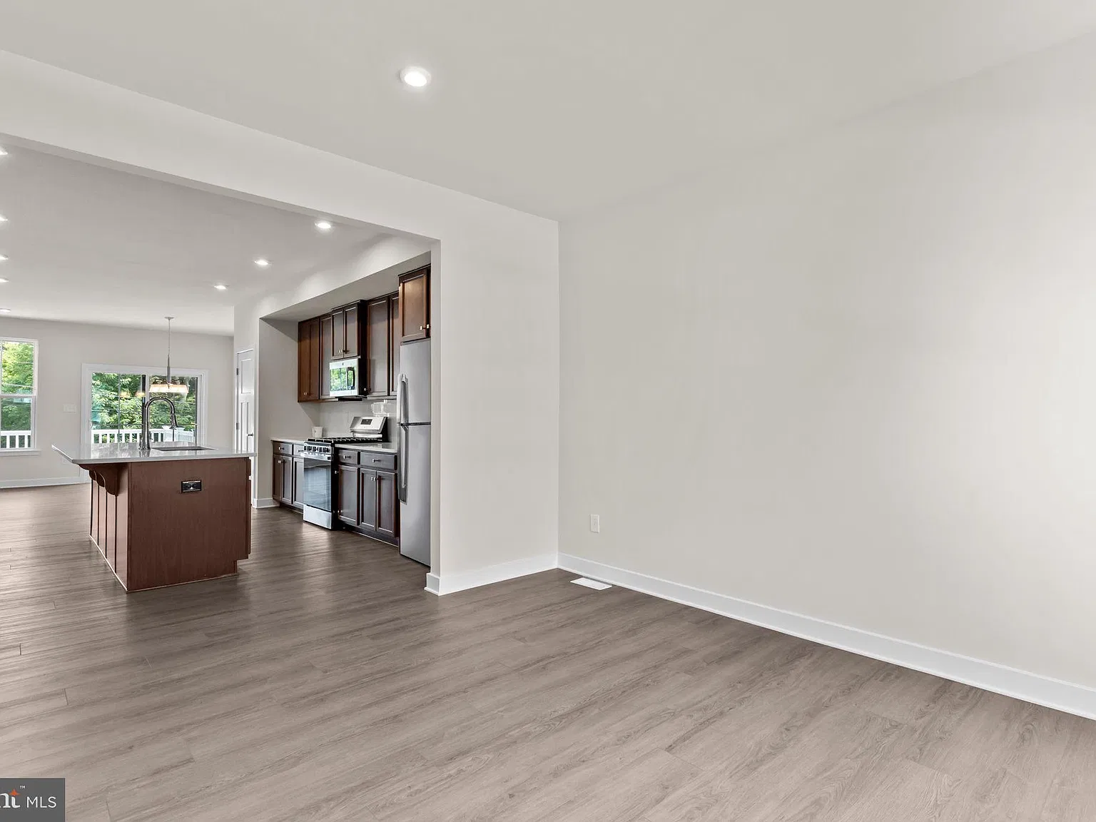 3 bed, 2.5 bath, 2547 sqft, $4,400 — Photo 4