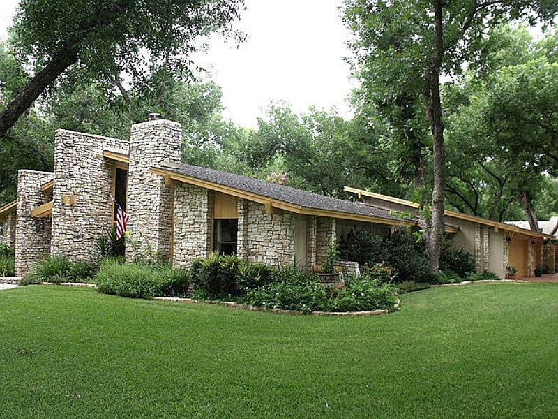 1st image of 300 Meadowlakes Dr