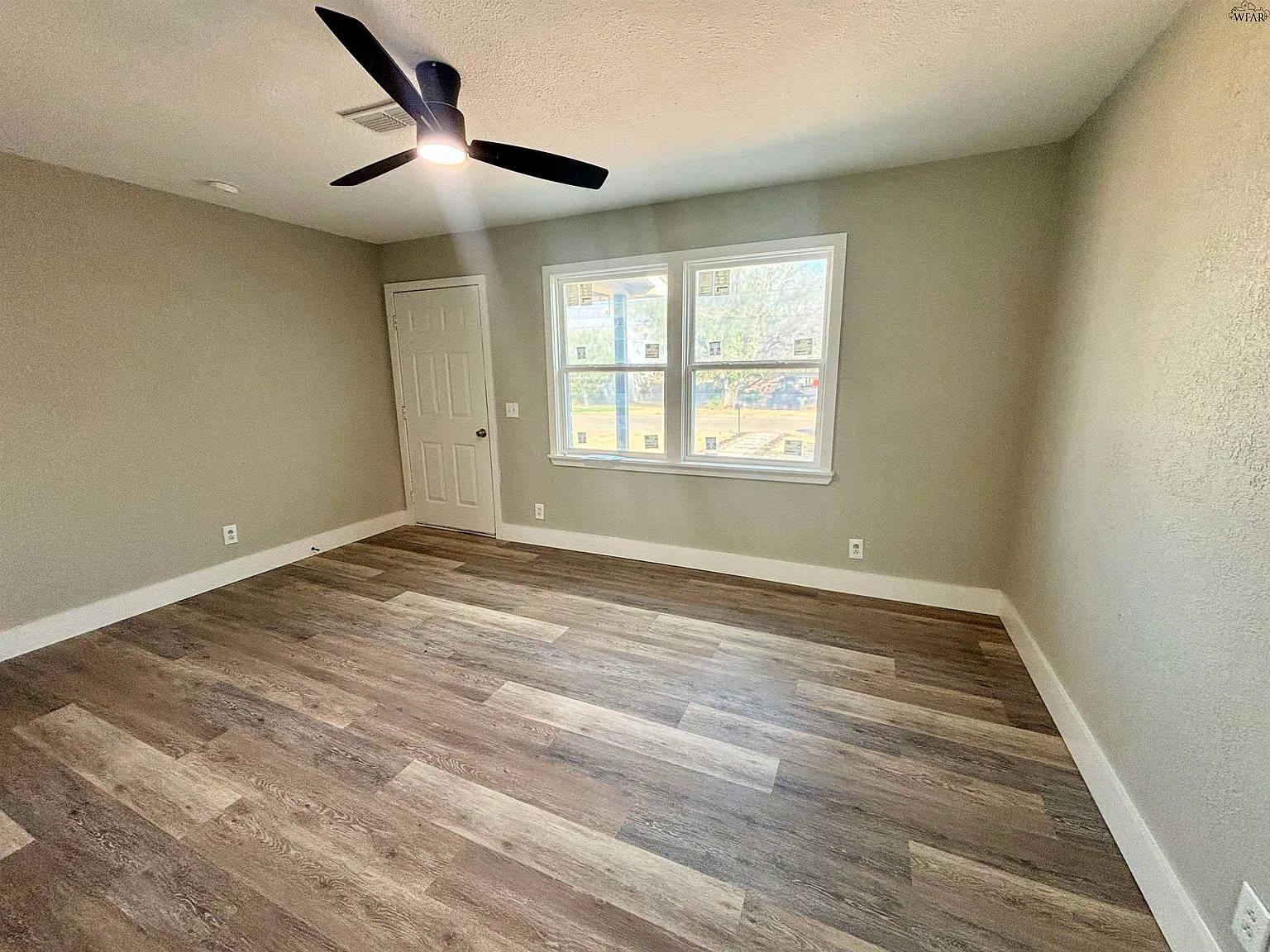3 bed, 2.0 bath, 1325 sqft, $1,600 — Photo 3