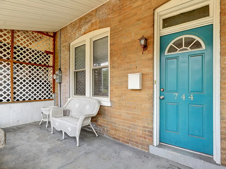 744 E Chestnut St — Photo 12