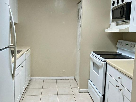 2nd image of 301 SW 86th Ave
