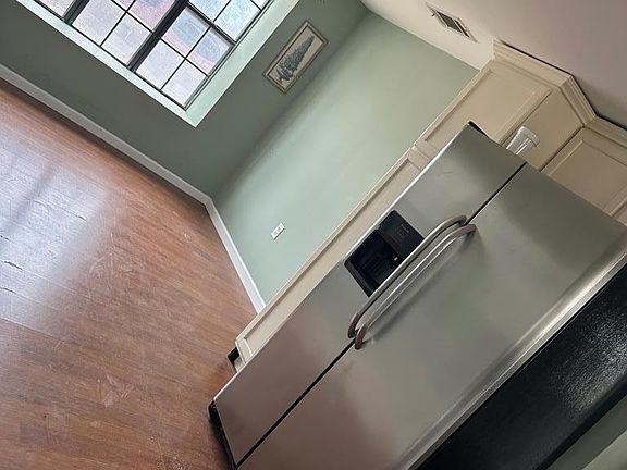 3rd image of 601 W 7th St