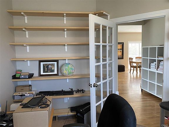 4th image of 6 S Meadow Dr