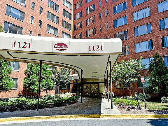 3rd image of 1121 Arlington Blvd APT 939